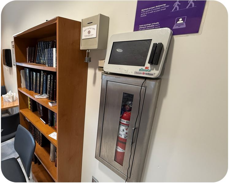 Viejo donación quiosco instalado en un lugar de culto